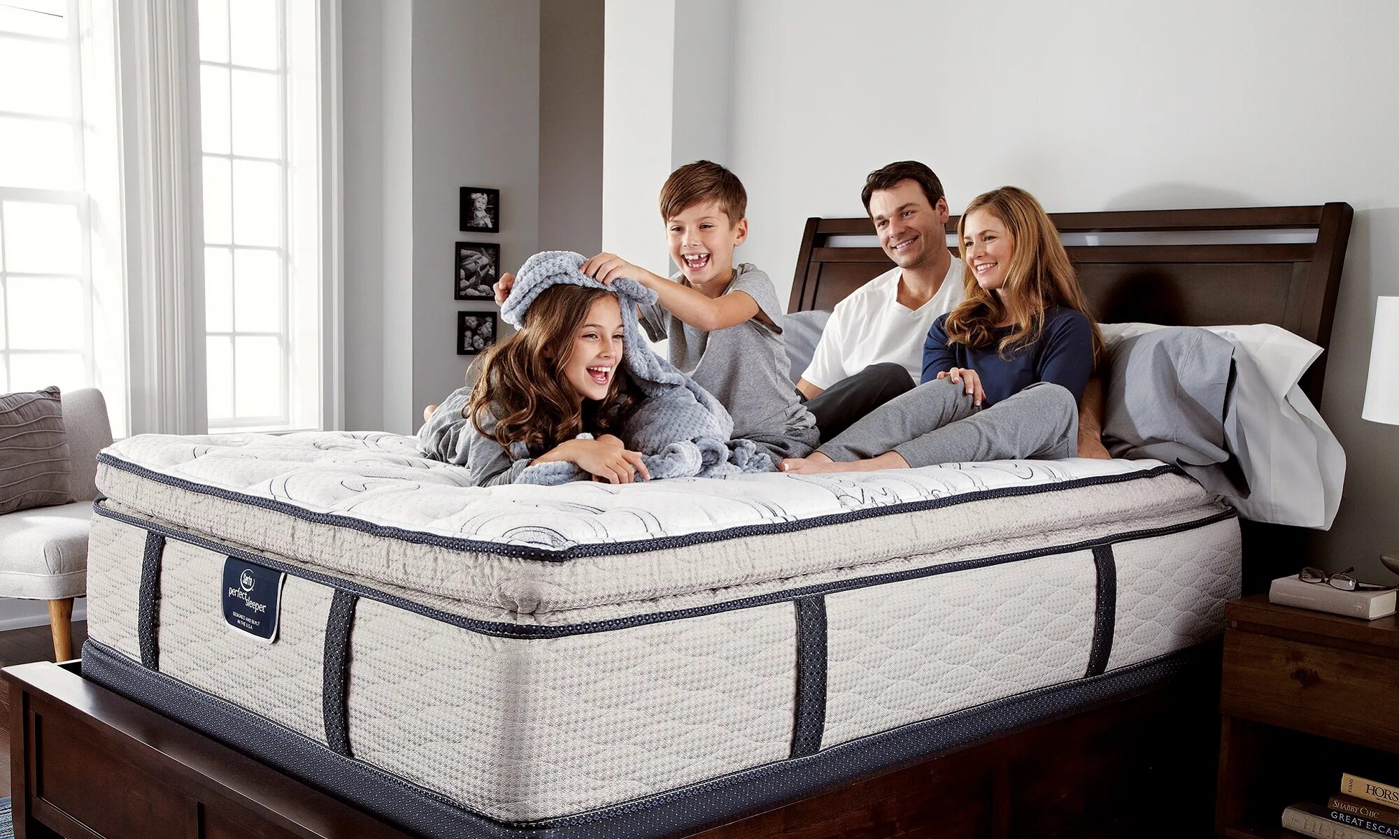 семейные фотографии. кондиционер в интерьере. спальня в стиле икеа. семейная спальня. Family bedroom.