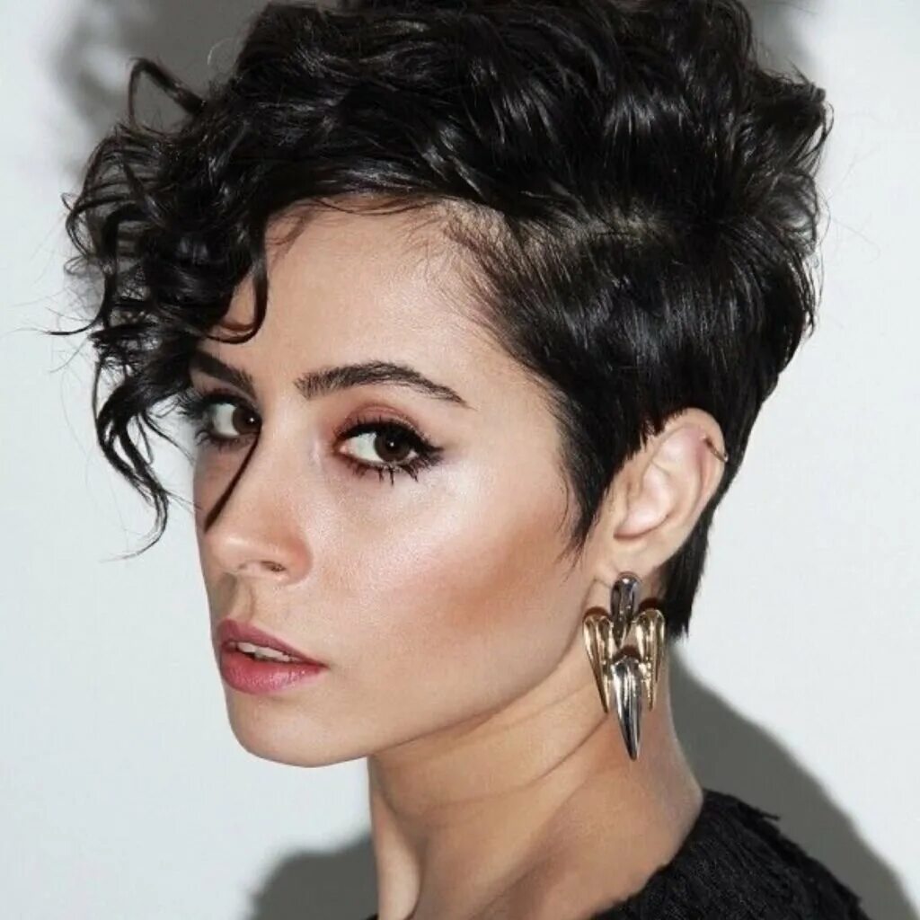 Пикси на волнистые волосы. Стрижка боб-пикси на короткие вьющиеся волосы. Стрижка пикси 2022 удлиненная на волнистые волосы. Стрижка пикси на короткие кудрявые волосы. Стрижка боб-гарсон на короткие волосы.