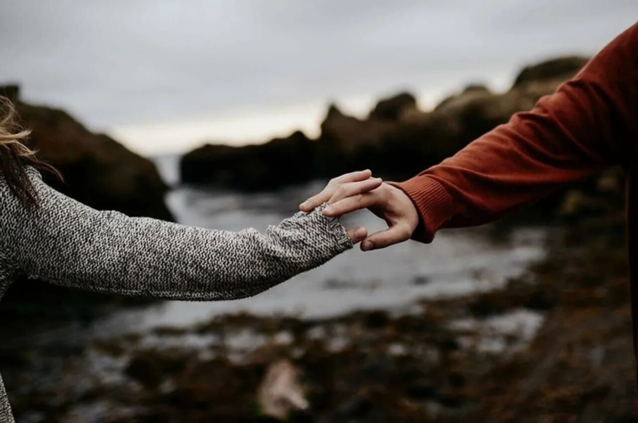 Примирение влюбленных. Держи меня за руку и не отпускай. Денис я тебя люблю. Песня держи моя жизнь. Песня держи моя жизнь.