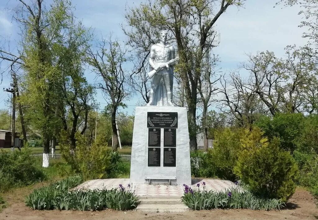 Село соленое яшалтинский район. Эсто Алтай Яшалтинский район. Село Эсто-Алтай Калмыкия Яшалтинский район. С Эсто Алтай Яшалтинский район Республика Калмыкия. Памятники Пушкину в Эсто-Алтае.