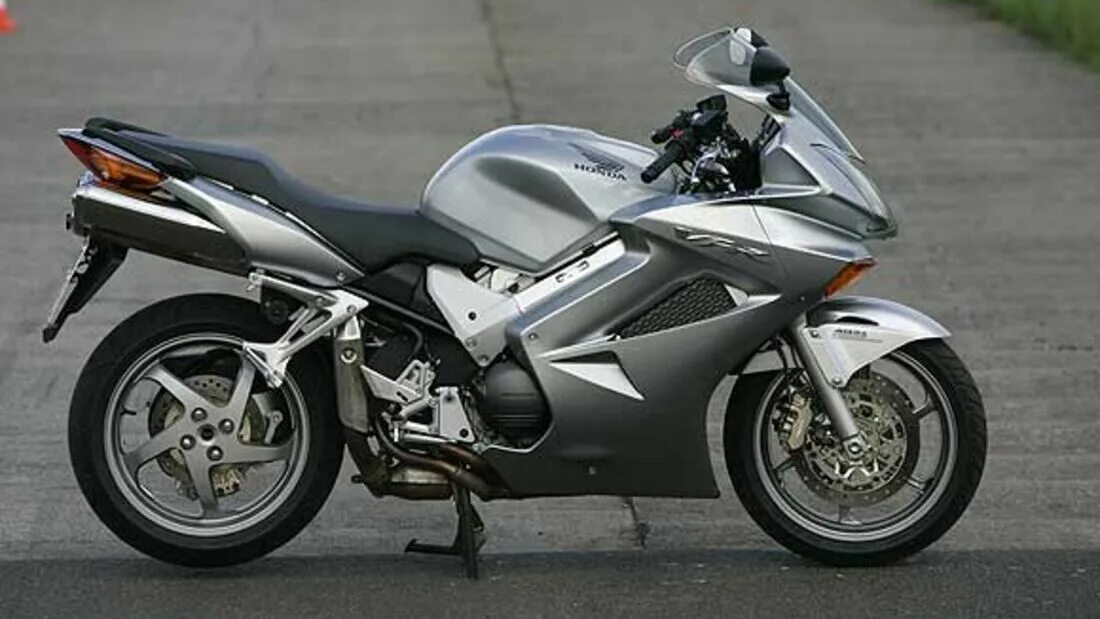 Honda vfr 800 2006. Мотоцикл хонда вфр 800. Honda vfr 2004. Honda vfr 800 6 поколение. Honda vfr 800 красный.
