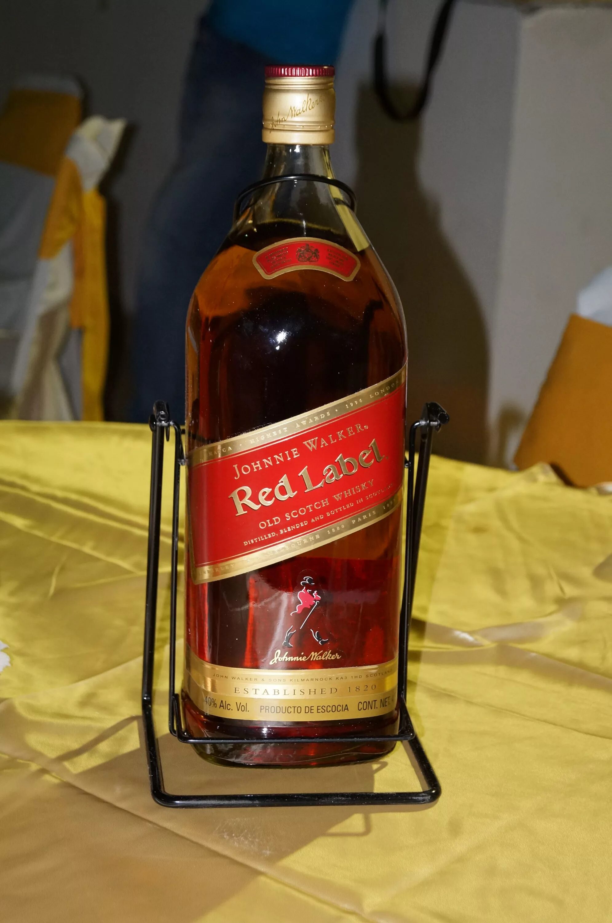 Большая бутылка коньяка. Johnnie Walker Red Label 3 литра. Коньяк ред Лабел. Ред лейбл 7 литров.