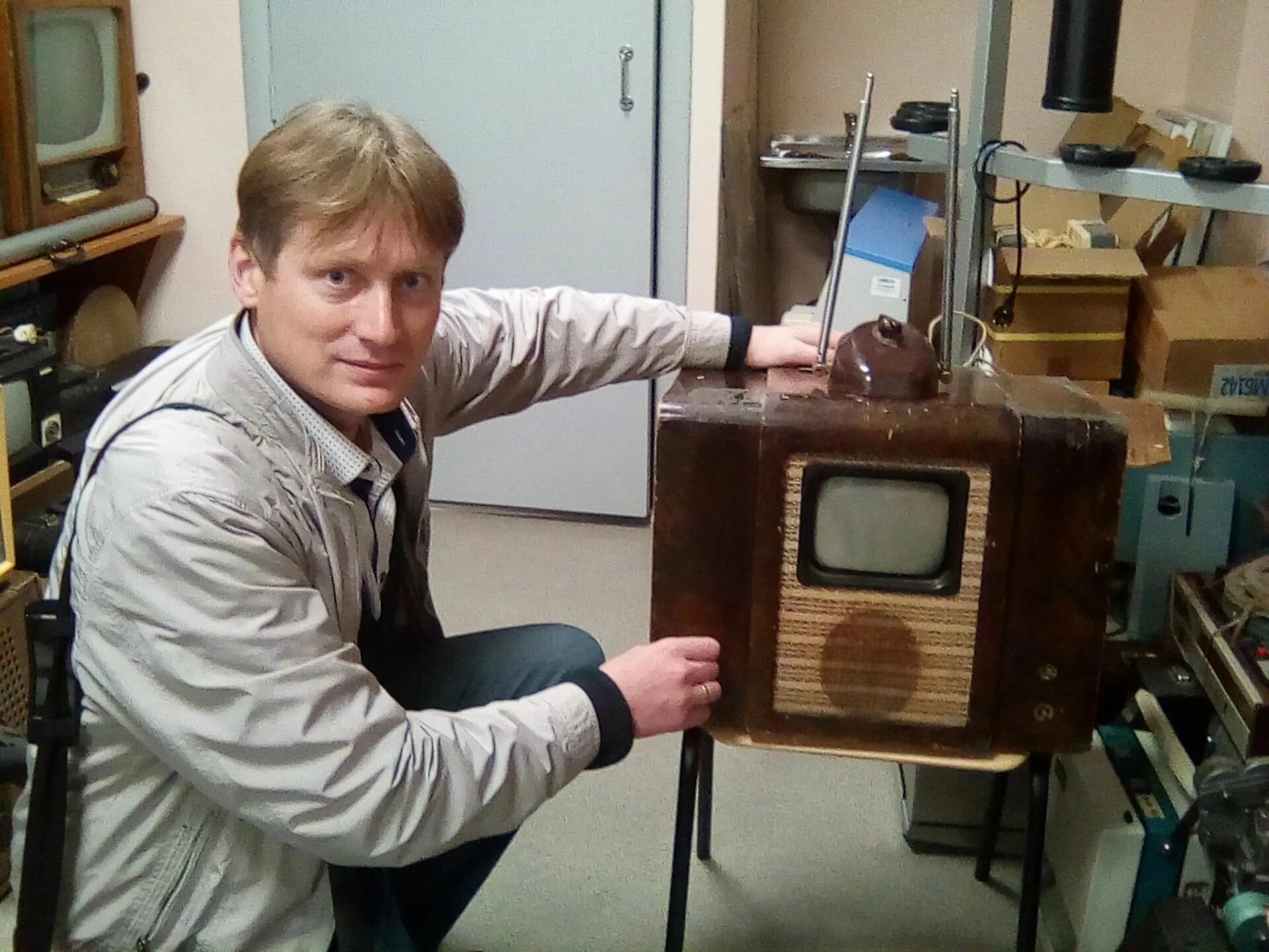 Когда был 1 телевизор. КВН-49 телевизор. Телевизор КВН-49 С линзой. Первый телевизор в СССР КВН-49. Первый телевизор КВН.
