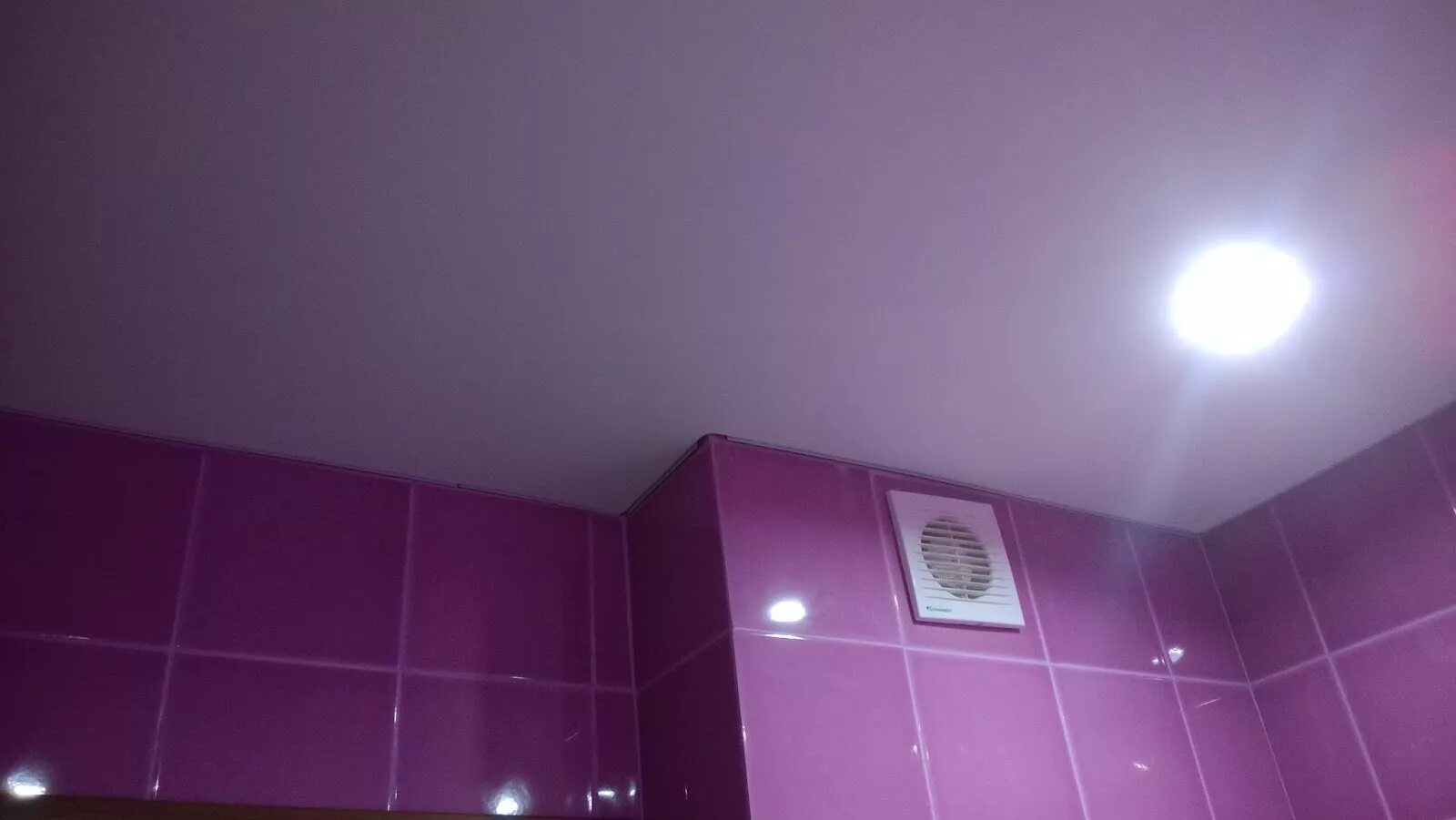 Можно ли в ванной делать натяжные потолки