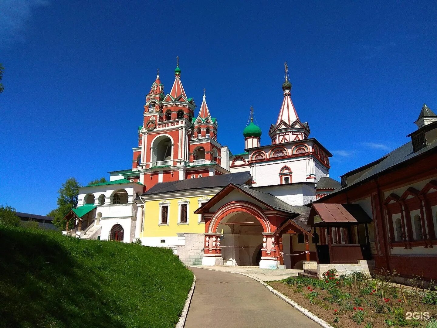 Куда сходить в звенигороде. Саввино-Сторожевский монастырь Звенигород. Спасо-Сторожевский монастырь в Звенигороде. Саввино-Сторожевский мужской монастырь в Звенигороде. Звенигород Саввино-Сторожевский монастырь окрестности.