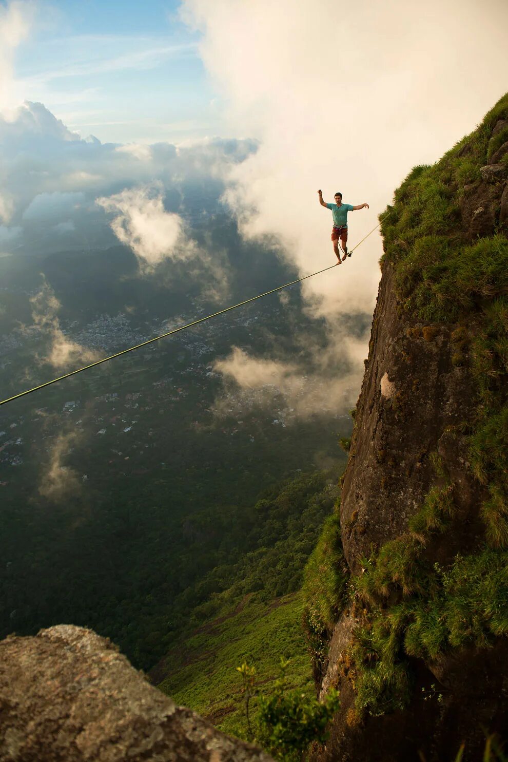 Захватывающие ситуации. Слэклайн над Рио-де-Жанейро. Пропасть в горах. Над пропастью. Канат над пропастью.