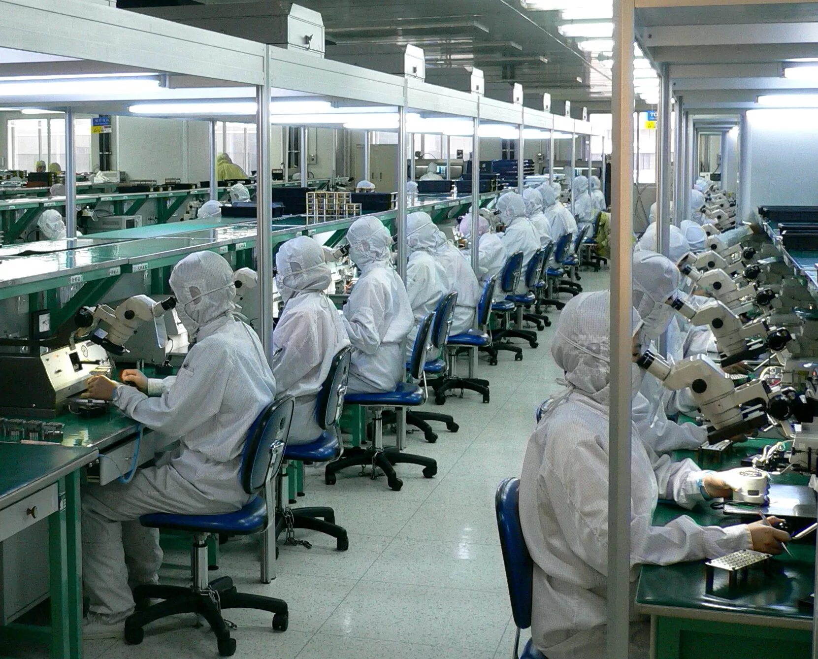 Серийное производство продукции. Foxconn конвейер. Рабочий китаец завод. Современное производство. Китайское производство.