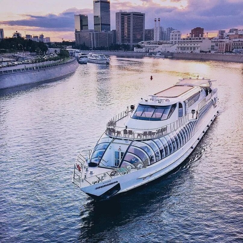 Флотилия рэдиссон ройал, москва, набережная тараса шевченко. Яхта-ресторан рэдиссон ройал. Флотилия рэдиссон. Рэдиссон ройал москва теплоход. Корабль рэдиссон москва.