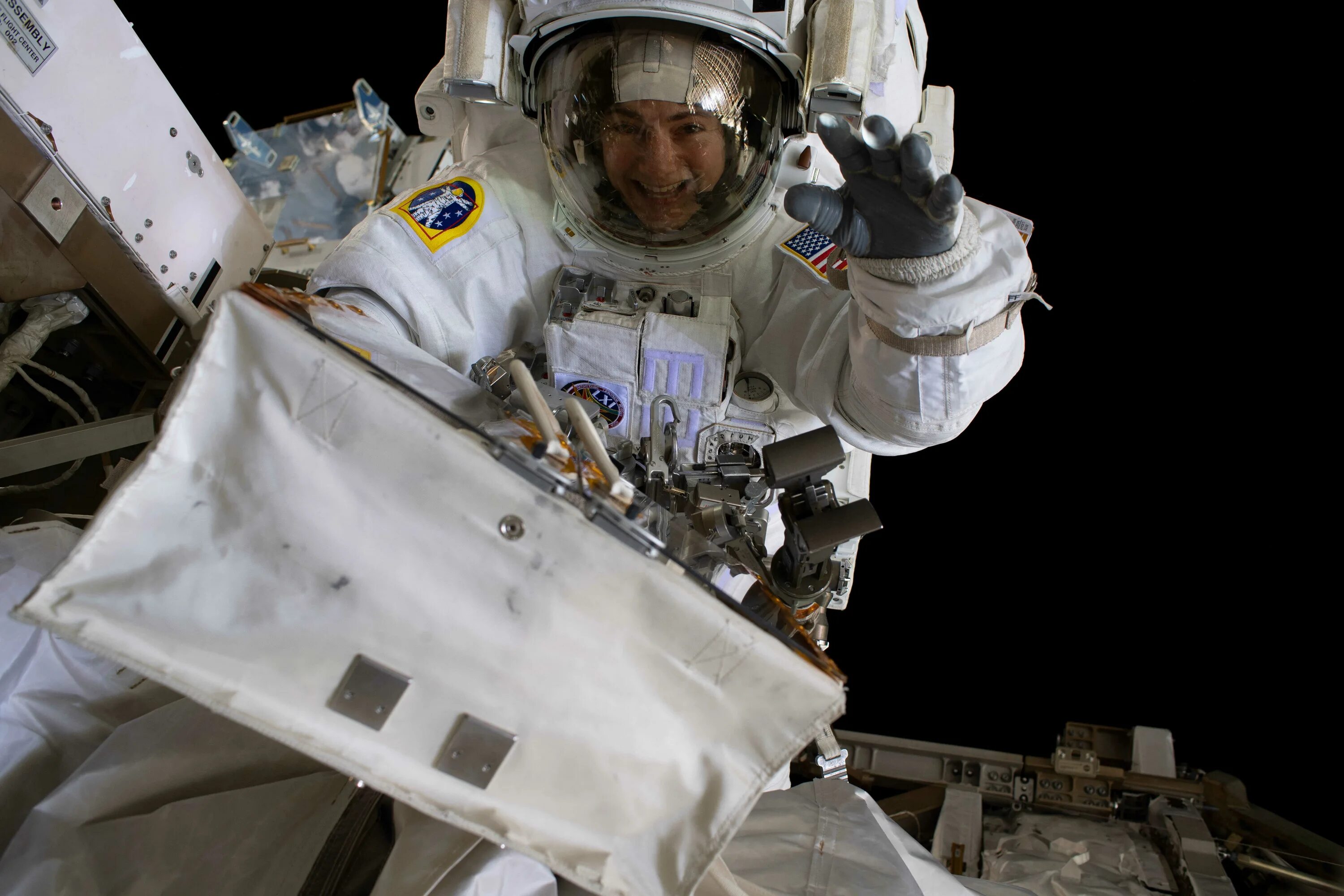 Выход российских космонавтов в открытый космос. Космонавт в космосе. Космонавта в рткпытоммкосмосе.