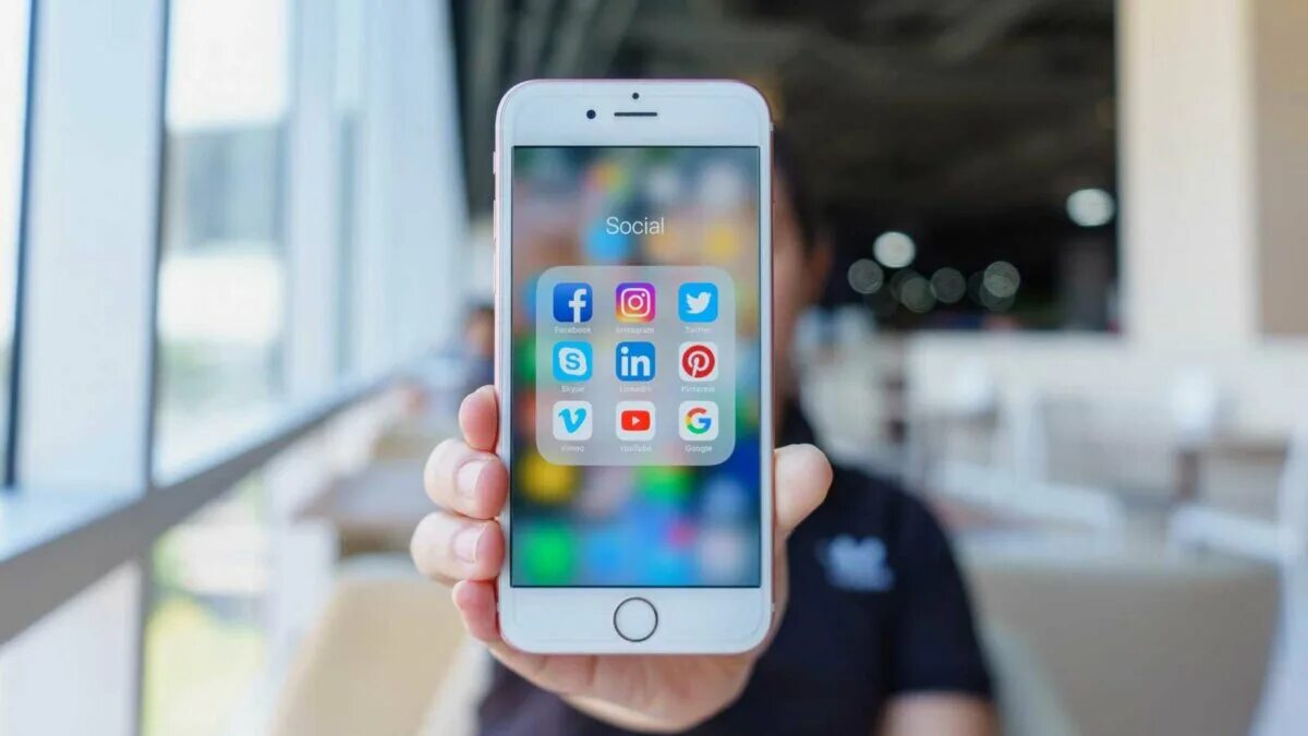 Смартфон с соцсетями. Соцсети в телефоне. Телефон в руке соцсети. Соцсети iphone. Видео видео телефон в сети