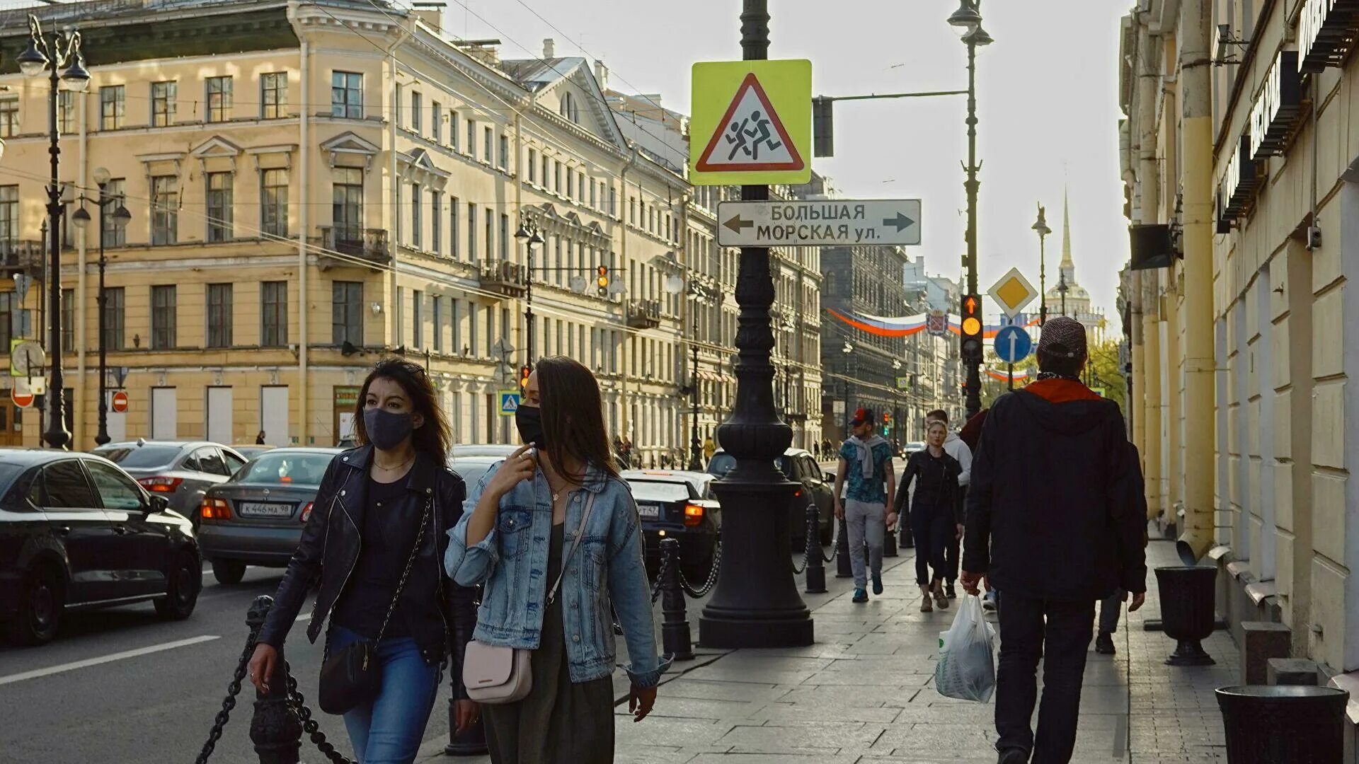 Толпа на Невском пр. в часы пик СПБ.