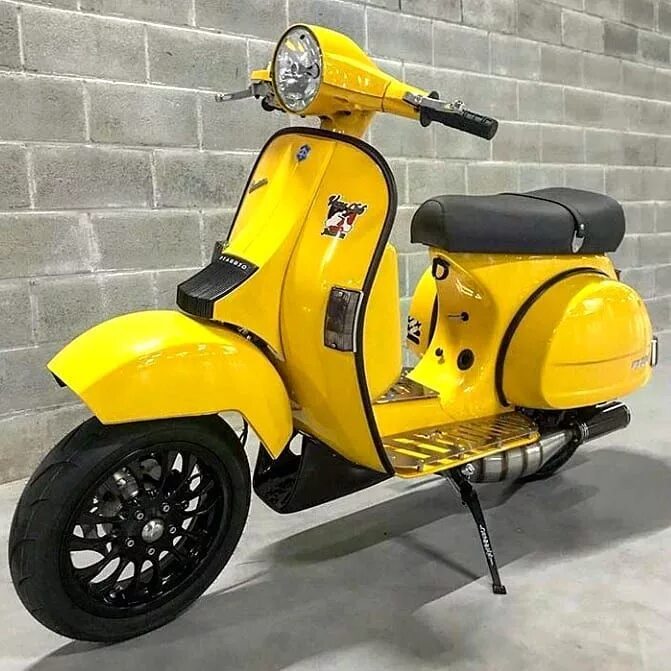 Vespa p 200 e. Веспа мотороллер. Мопед Веспа желтый. Vespa мотороллер желтый 125. Желтый мопед