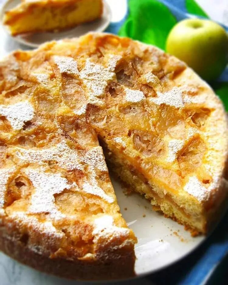 Яблочная рецепт с фото. Шарлотта пирог. Шарлот яблочный. Пирог шарлотка с яблоками. Пирог Шарлотта яблочный.