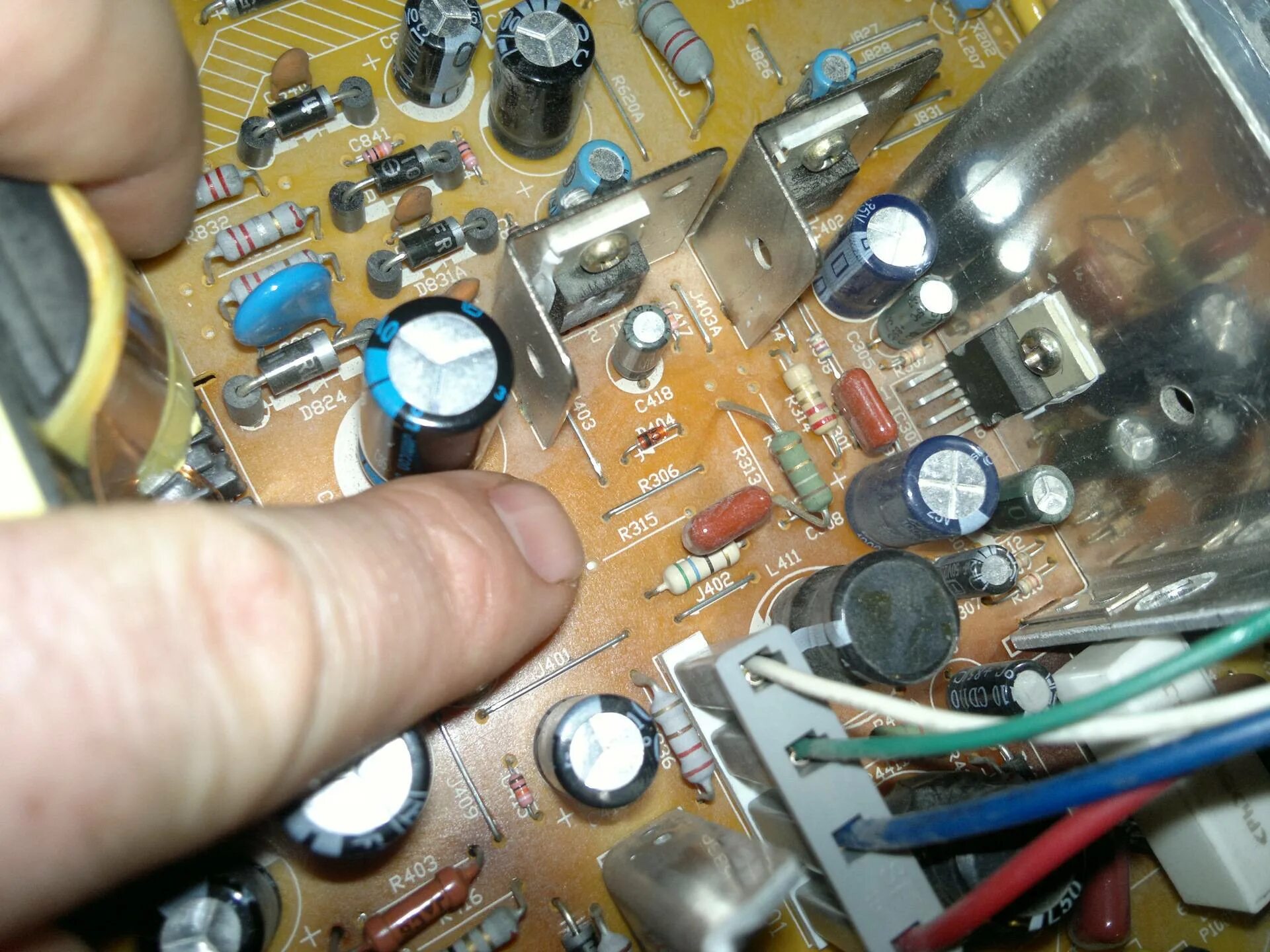 Телевизор дребезжит звук. Почему у телевизора пропадает звук. Philips 37pfl8404. Бескорпусные км на звуковой плате телевизор. Samsung ps42c450b1w.