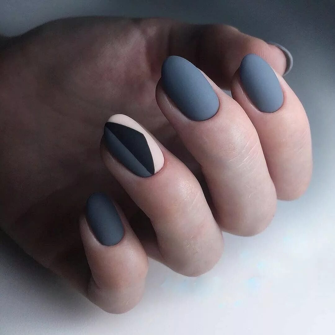 Серо-голубой цвет маникюра. Серо голубой матовый. Серо голубой матовый. Маникюр 2023 миндаль матовый. Серо голубой матовый.