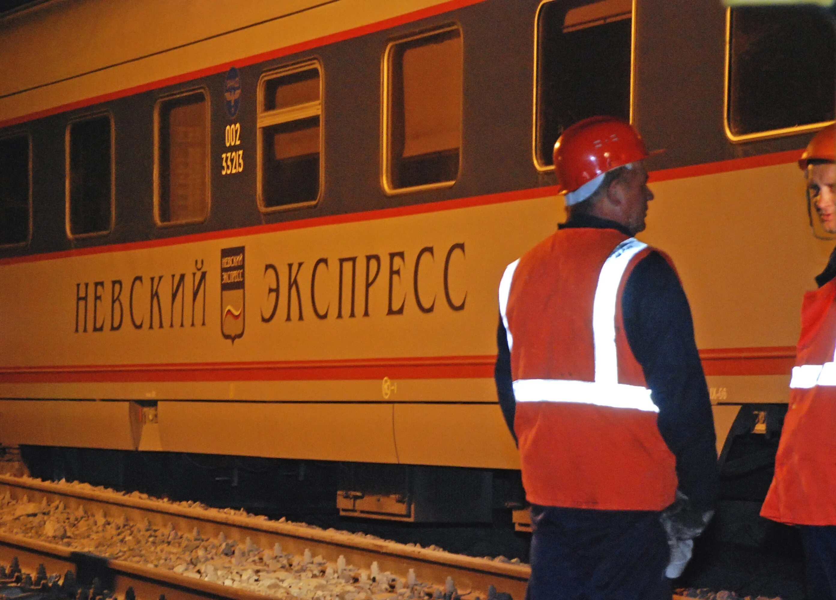 Пассажирский поезд угрожающе присвистывая приближался. Питерский экспресс поезд. невский экспресс авария 2009 сидушки. мужчина в поезде ищет бомбу. доставка на вокзале в спб экспресс.