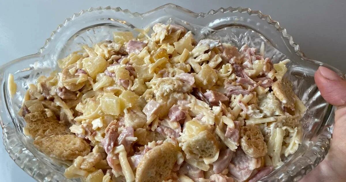 салат с курицей помидорами и сыром и сухариками. салат фасоль. салат с копчёной курицей и фасолью. салат с красной фасолью и куриной грудкой и сухариками. салат с сухариками и копченой куриной грудкой.