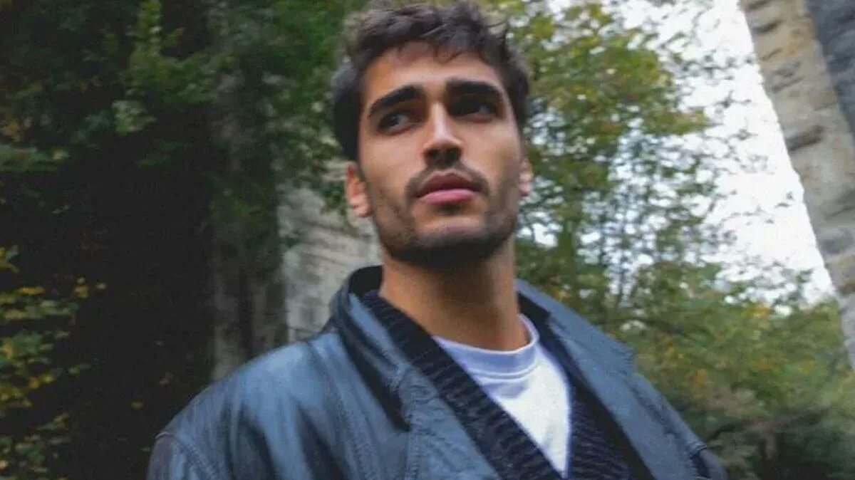 Мерт рамазан демир друзья. Мерт рамазан демир. мерт рамазан демир турецкий актёр. рамазан демир (ramazan demir). мерт рамазан демир 2025.