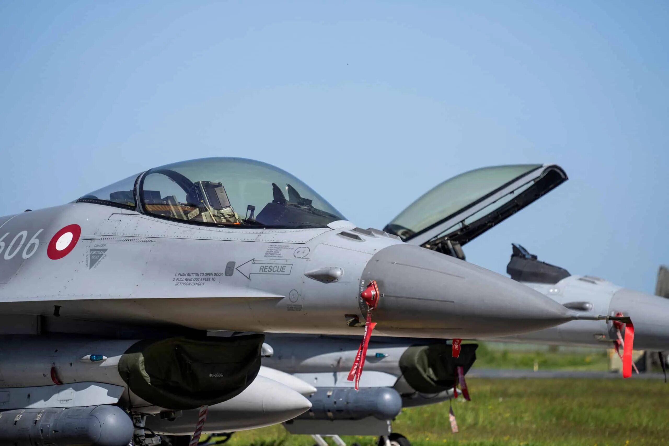 F 16 falcon. Украинский f 16. Украинский f 16. F16 истребитель против российских истребителей. F-16 для украины.