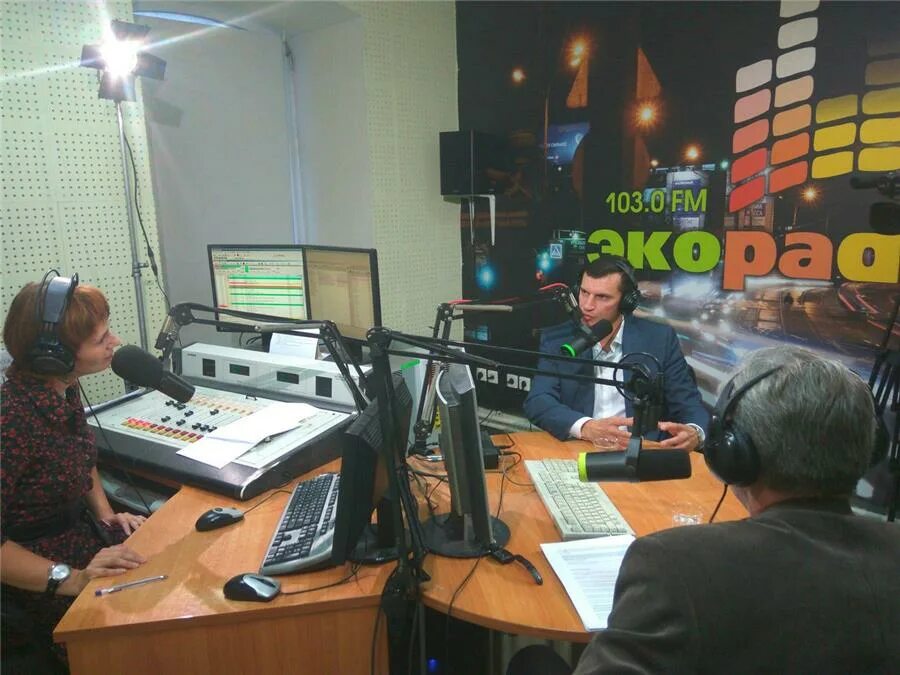 Студия экорадио. Радио экофонд нижний тагил. Логотип экорадио. Экорадио нижний тагил. Ведущие экорадио нижний тагил фото.