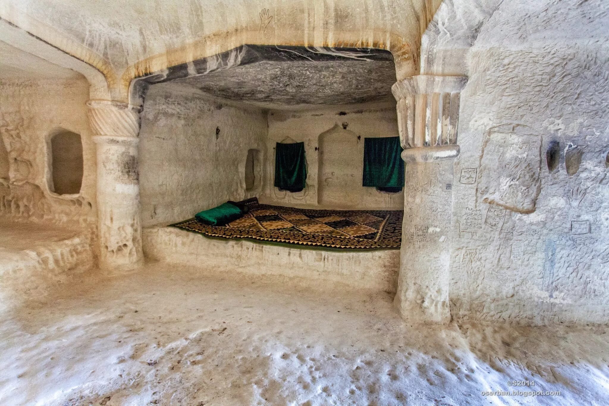 Подземная мечеть шакпак-ата. Песочная мечеть мангистау. Подземная мечеть. Казахстан подземный город. Подземная мечеть.