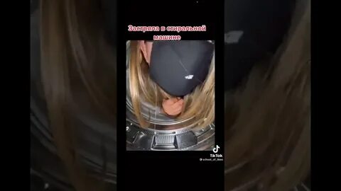 Девушка застряла и ее в