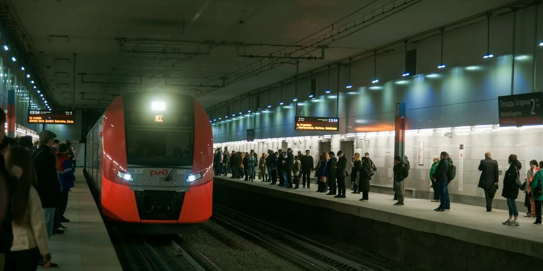 Мцд в новогоднюю ночь 2025. Мцк ночью. мцк поезд ночью. метро ночью. пути метро.