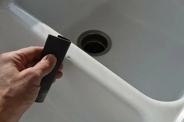 Устранить скол на ванной