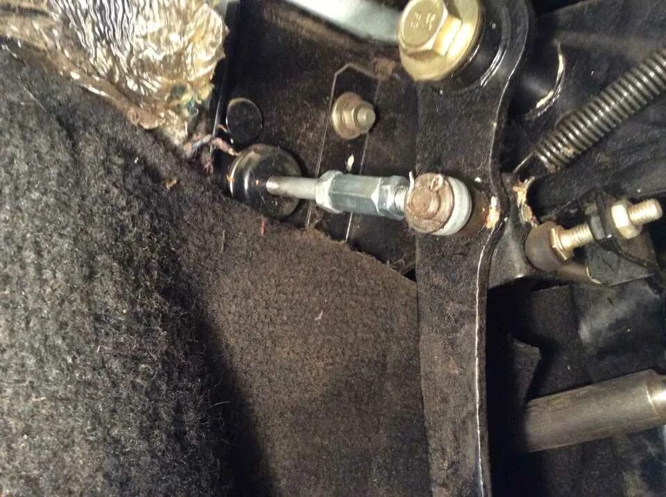 Регулировка сцепления нива 2131. Нива шевроле как отрегулировать. Регулировка датчика сцепления нива 2131. Ваз 2131 механизм ручного тормоза. Тормозной регулятор ваз нива 2121.