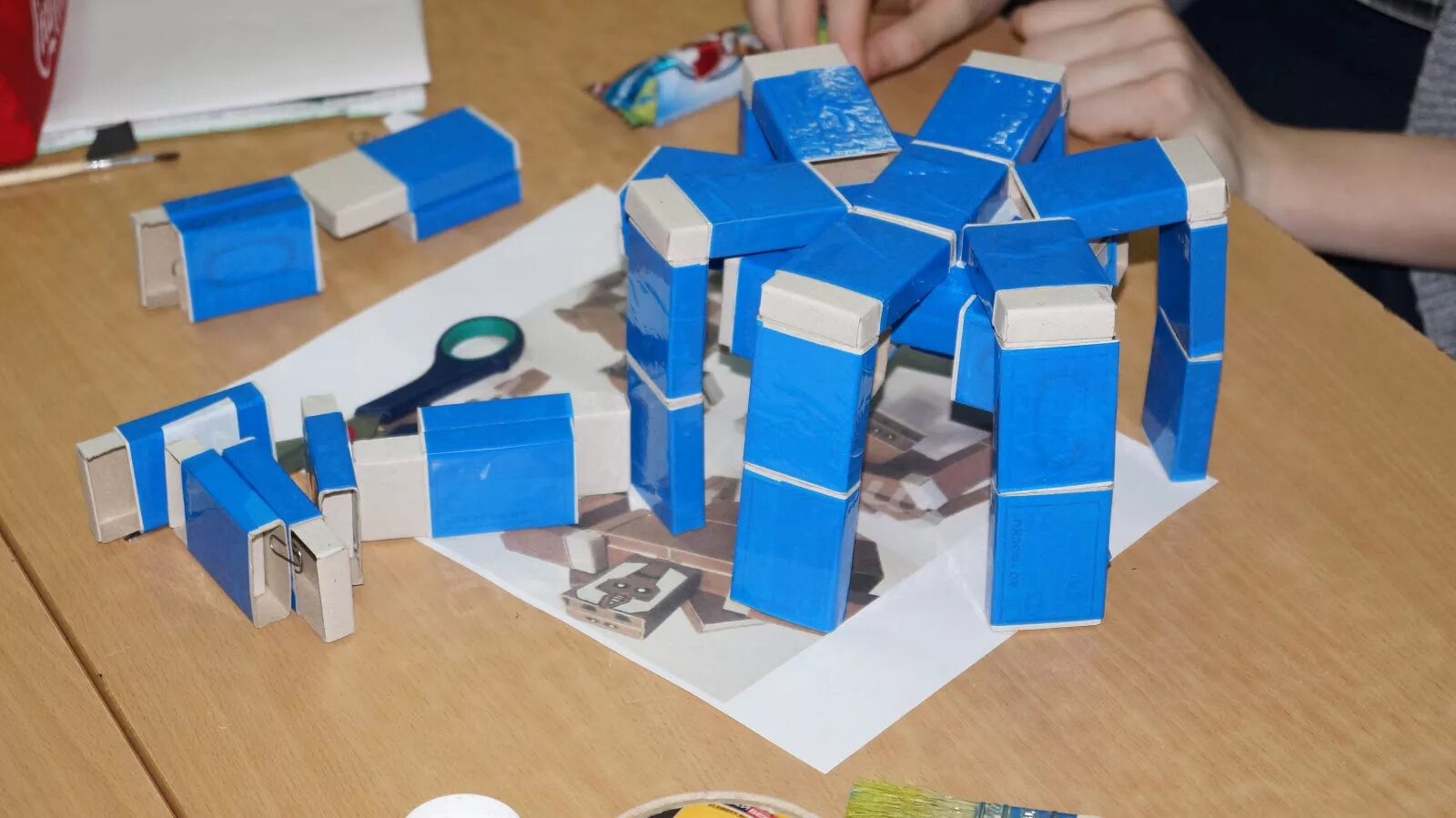 Конструирование из спичечных коробков. Поделка машинка из спичечных коробков. Конструирование из спичечных коробков. Робот из коробков от спичек. Мебель из спичечных коробков старшая группа.