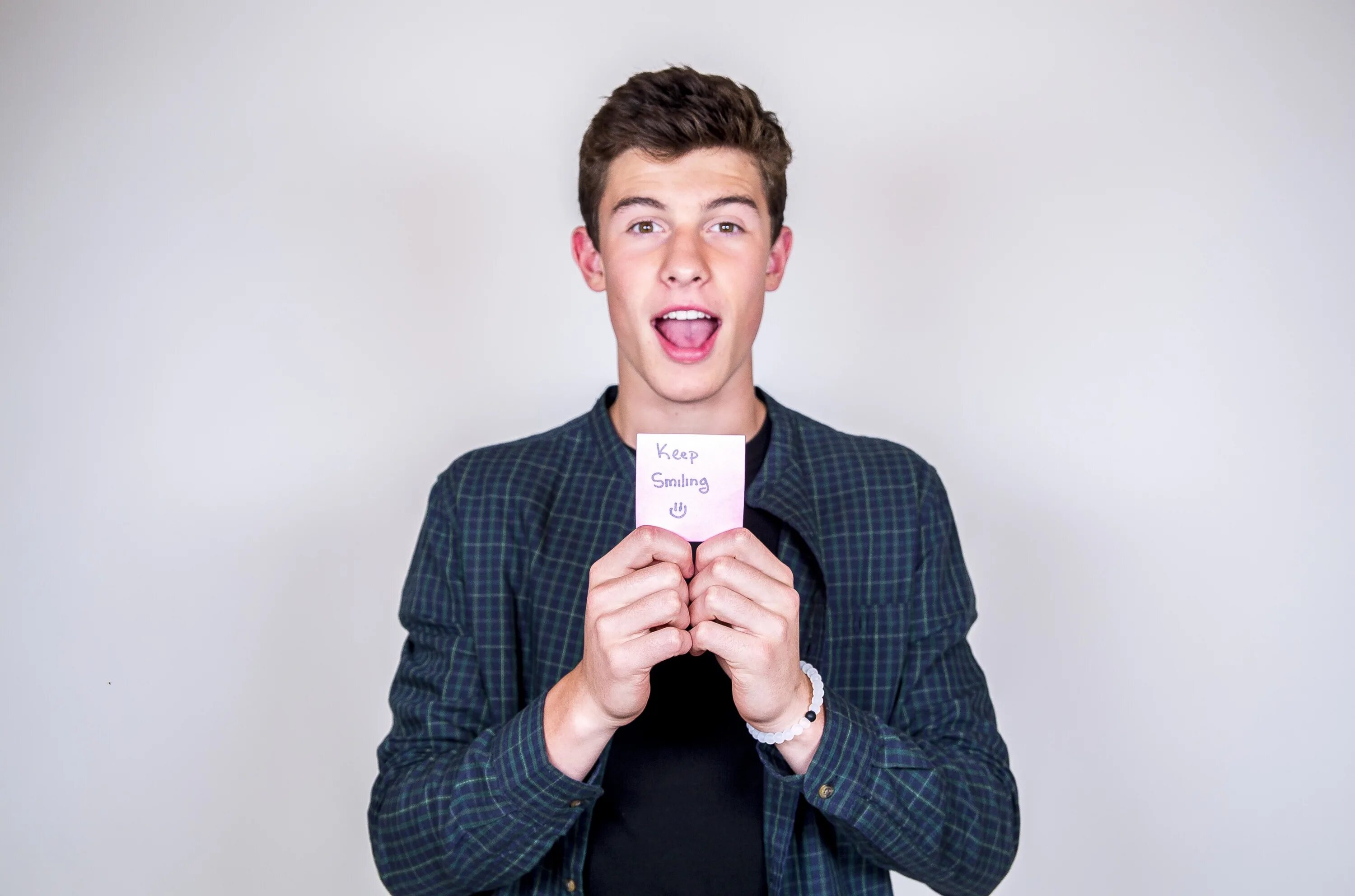 Shawn mendes hold. Shawn mendes. шон мендес 2025. шон блоггер. shawn mendes 2014.