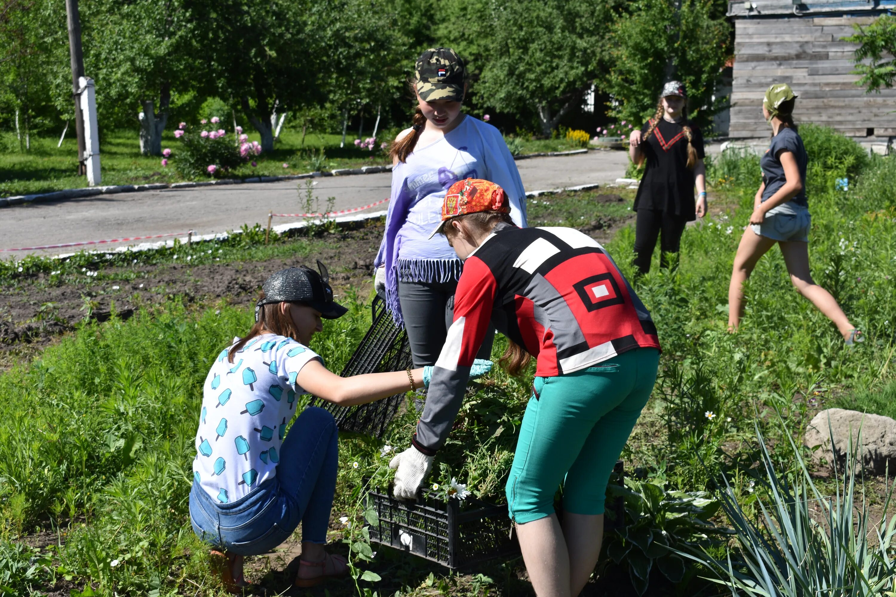 Подросток подрабатывает. Подросток с листовками. Работы в 14 лет список. Официантка подросток. Трудоустройство подростков.