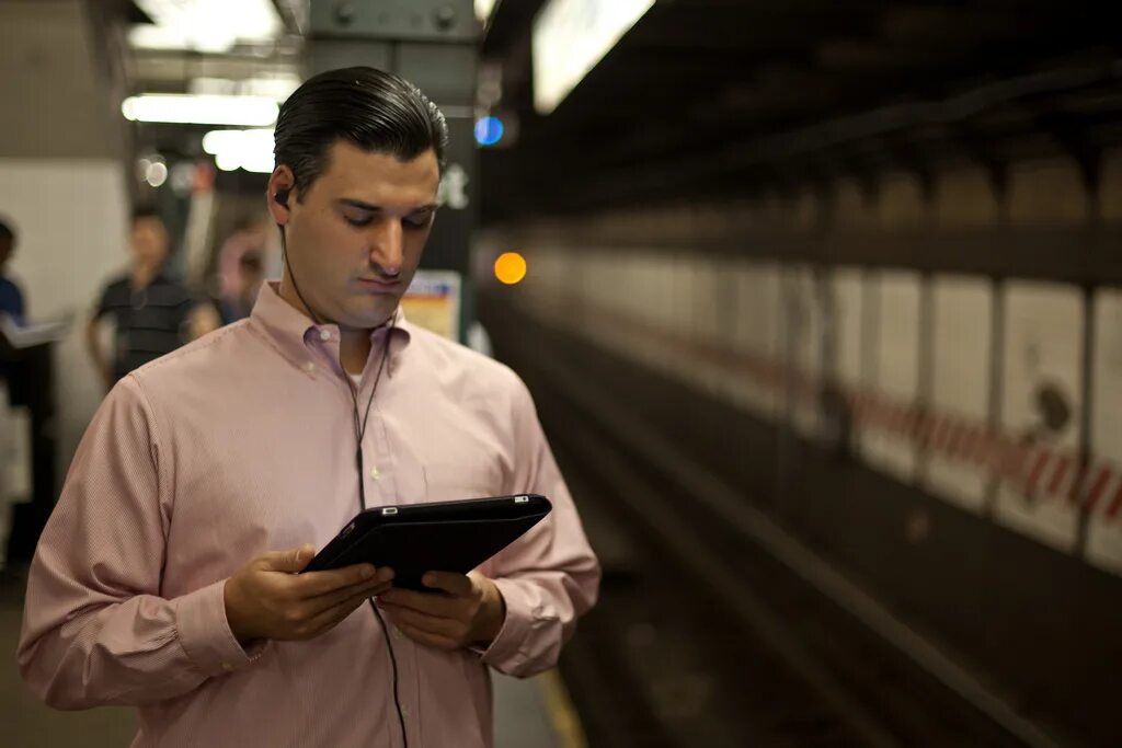 Фаи метро. Интернет в метро. wi-fi в метро. вай фай в метро. человек с планшетом.