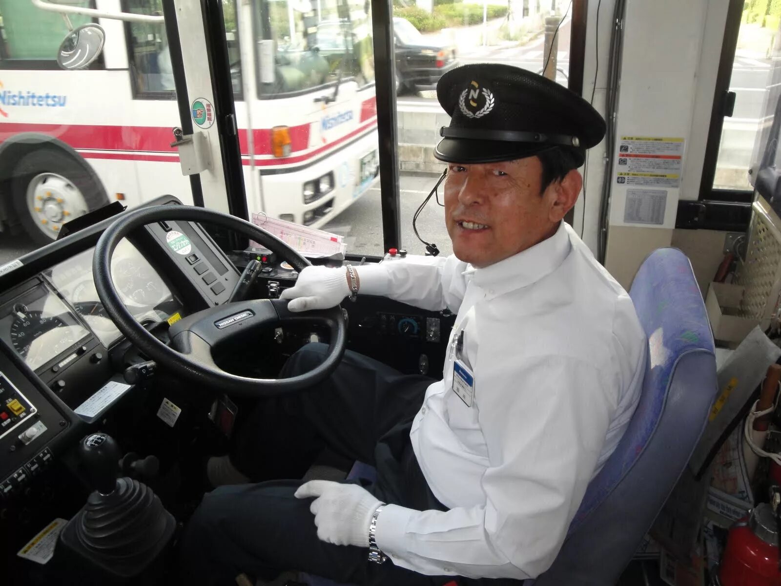 Водитель городского транспорта. Водитель автобуса. Водитель автобуса Япония. Водитель автобуса Китай. Форма водителя.
