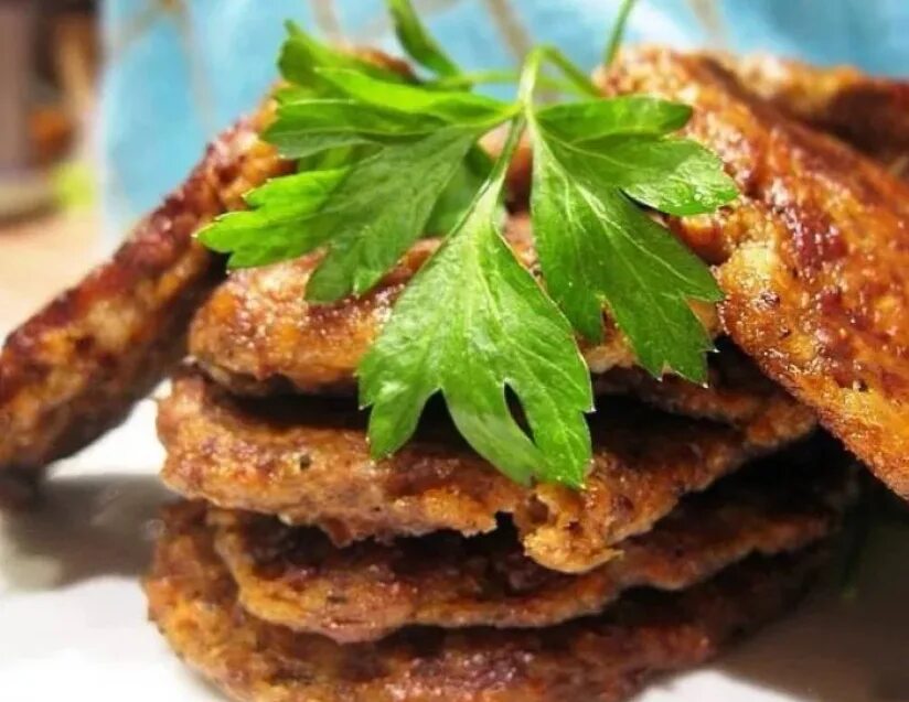 Очень вкусные оладьи из печени говяжьей. Печеночные котлеты. оладьи из печени. печёночные котлеты из говяжьей печени. оладьи из печени свиной.