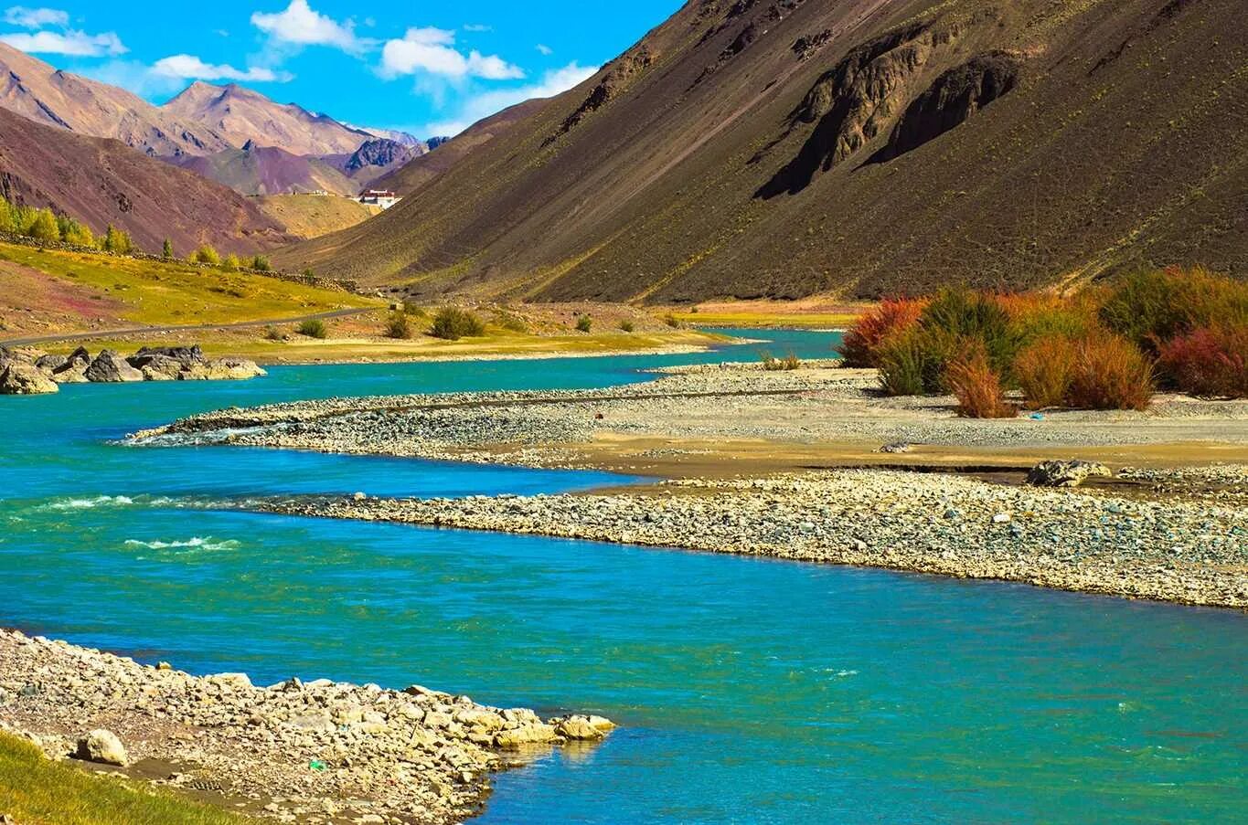 Какие реки берут начало в гималаях. Пакистан река инд. Долина реки инд Пакистан. Река инд в Индии. Долина реки инд в Индии.