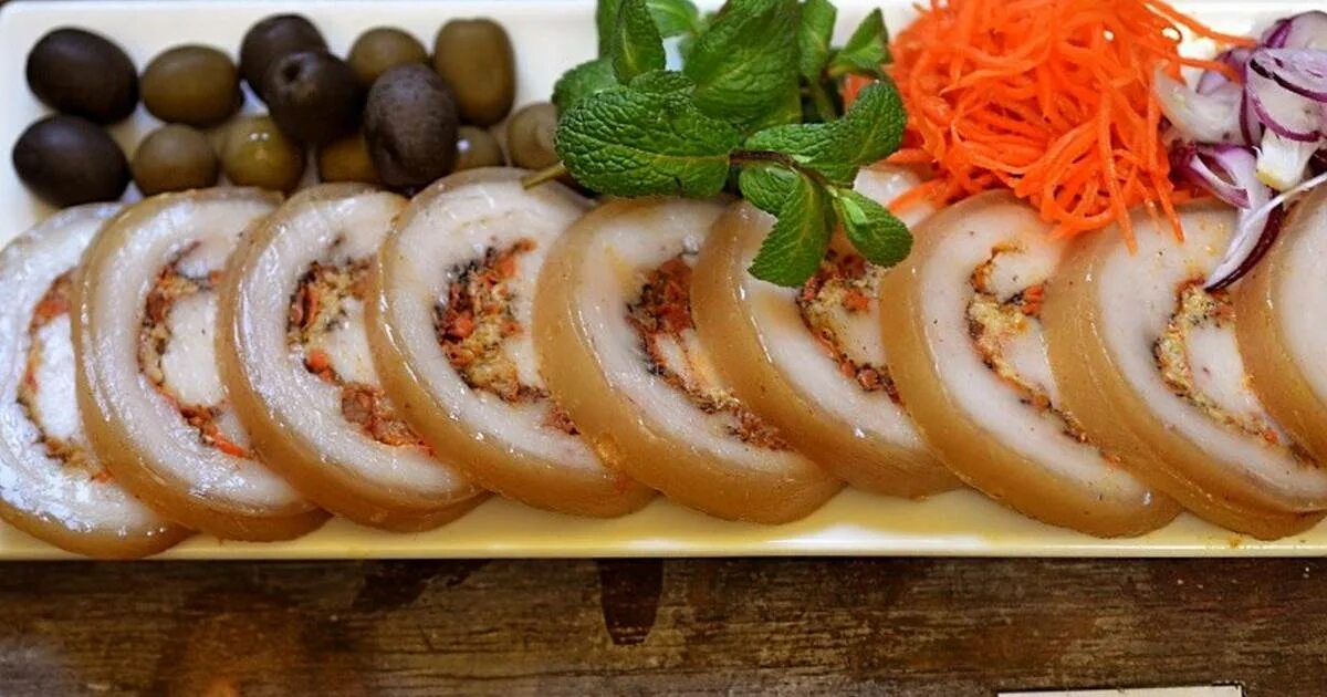 закуска из свиной шкуры. рулет из сала. рулет из свиного сала. закуска из тонкого сала со шкуркой. тонкое сало со шкуркой в духовке.