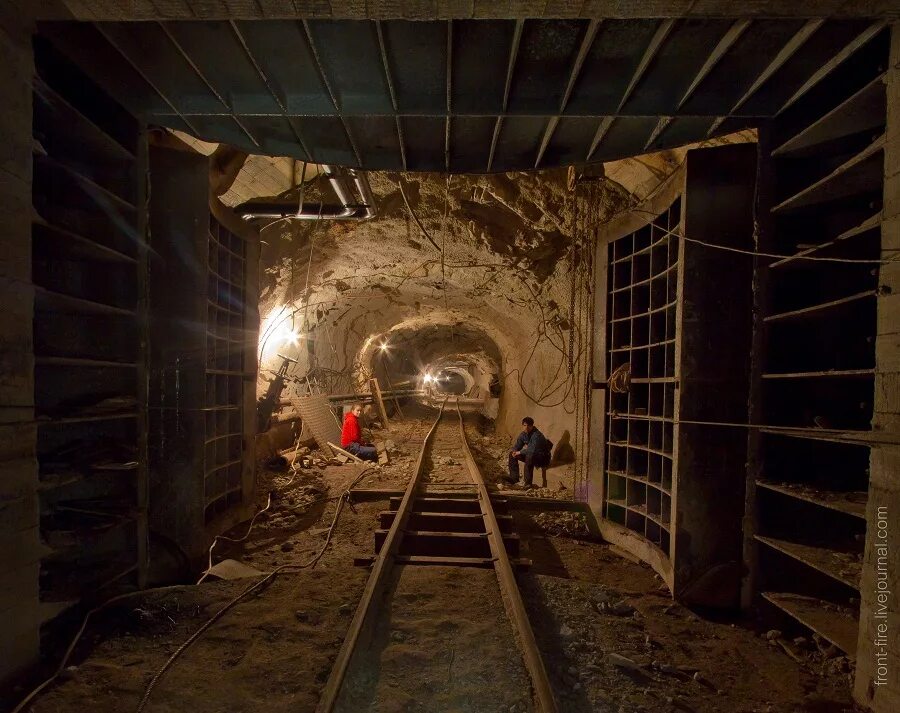 Спуск в шахту. Карьеры шахты. Шахты в каком метре. Шахты в каком метре. Спуск в заброшенную шахту.