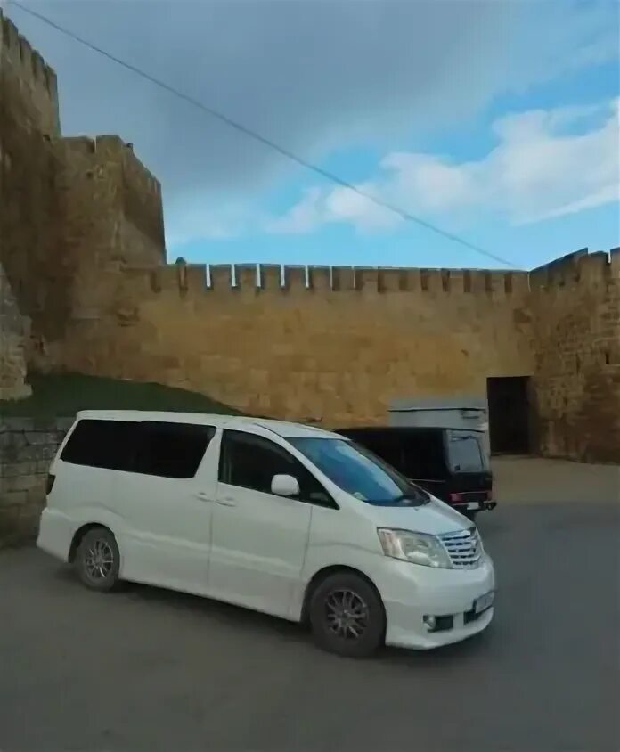 Минивэн с водителем. Мерседес 222 свадебный таджикский. Трансфер микроавтобус. Трансфер азмов кавказ значки. Машина мерседес махачкала.