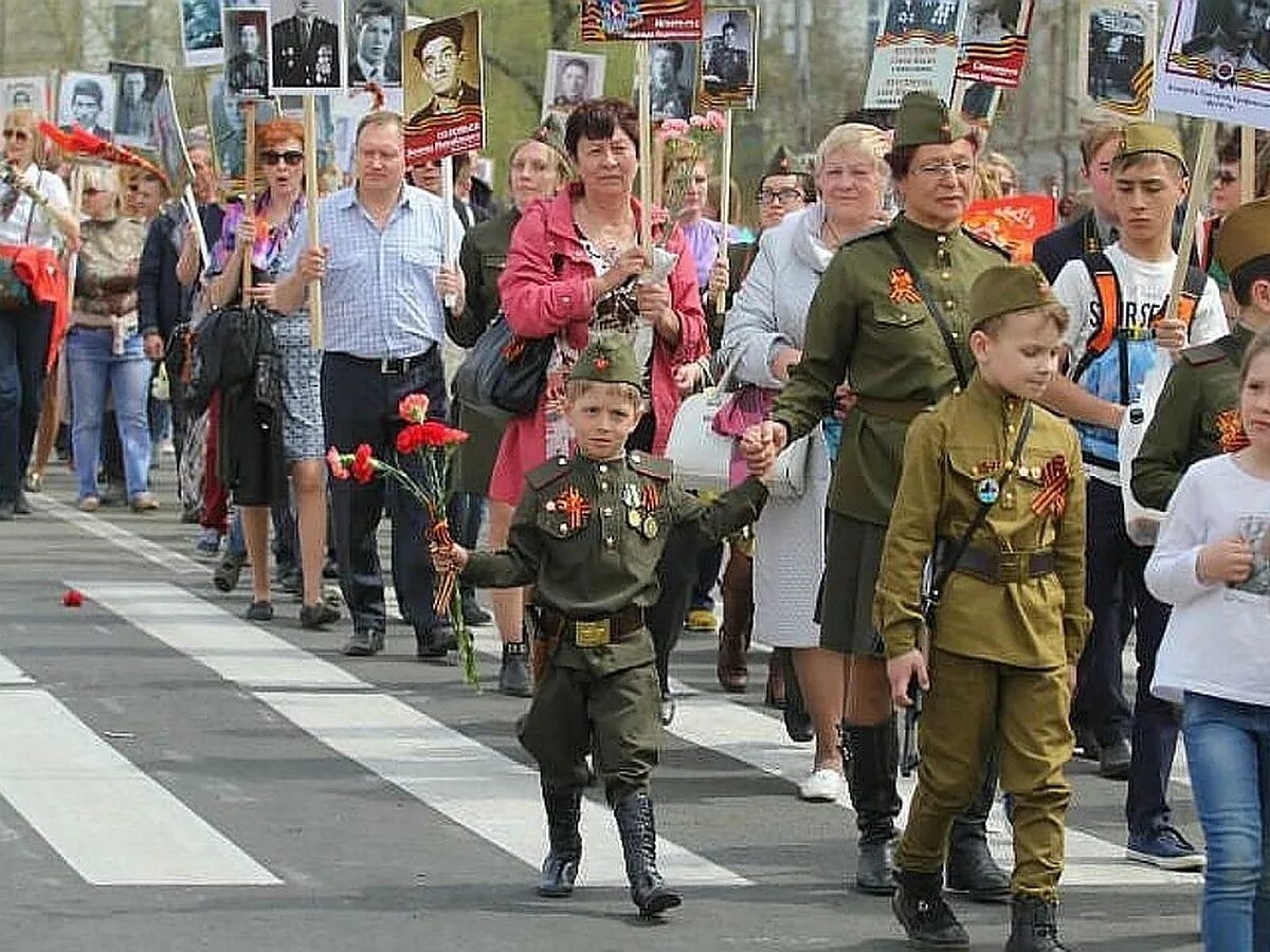 Главные фото дня. Бессмертный полк Иркутск. Парад Победы Бессмертный полк. Бессмертный полк на параде Победы Москва. День Победы парад.