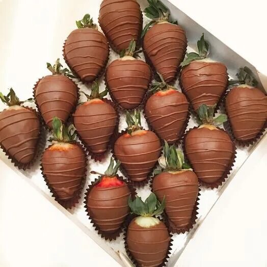 Коробка с клубникой в шоколаде. Букет клубника в шоколаде. Клубника в шоколаде в коробочке. Фрукты и шоколад. Украшение клубники в шоколаде.