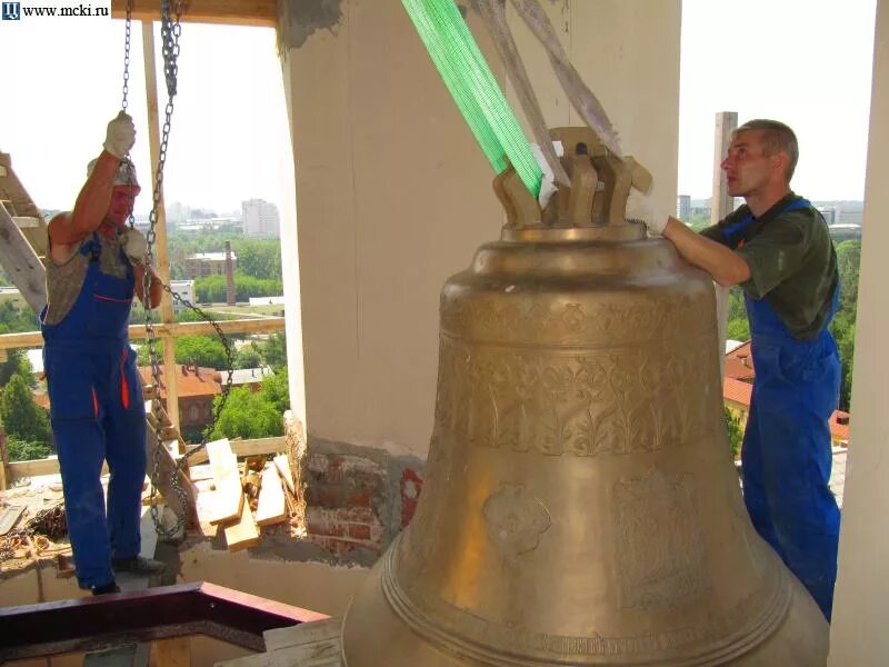Колокола завода уральская звонница. Даниловский колокольный центр. Колокола в храме. Набор колоколов для звонницы. Установка колоколов.