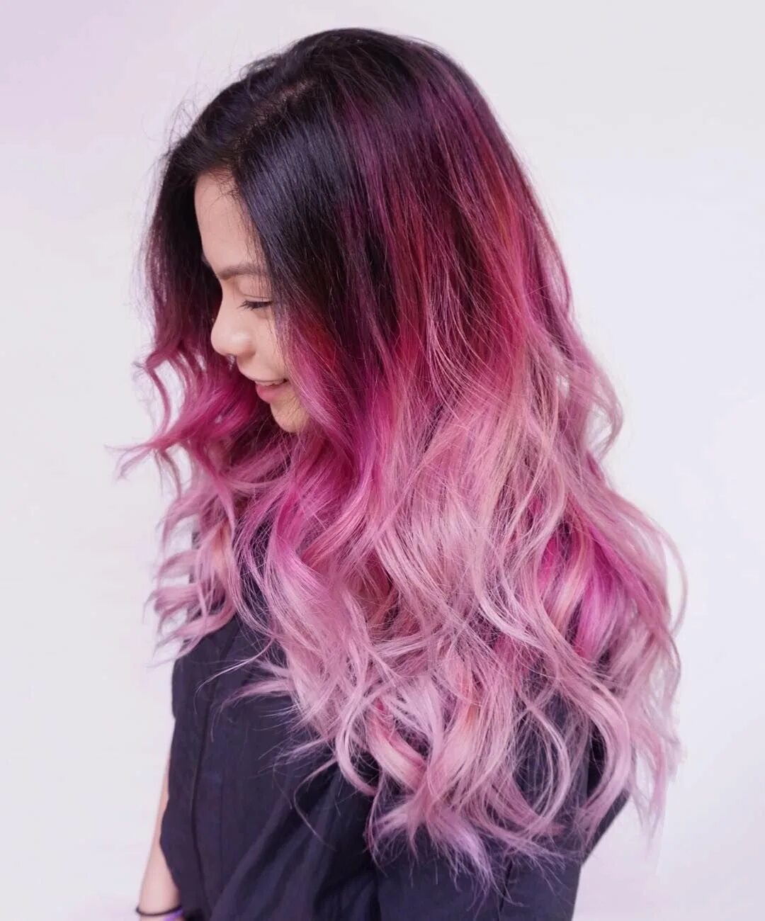 Розовые волосы на черных волосах. Омбре Пинк. Балаяж фуксия. Цветное окрашивание. Розово-фиолетовый цвет волос.