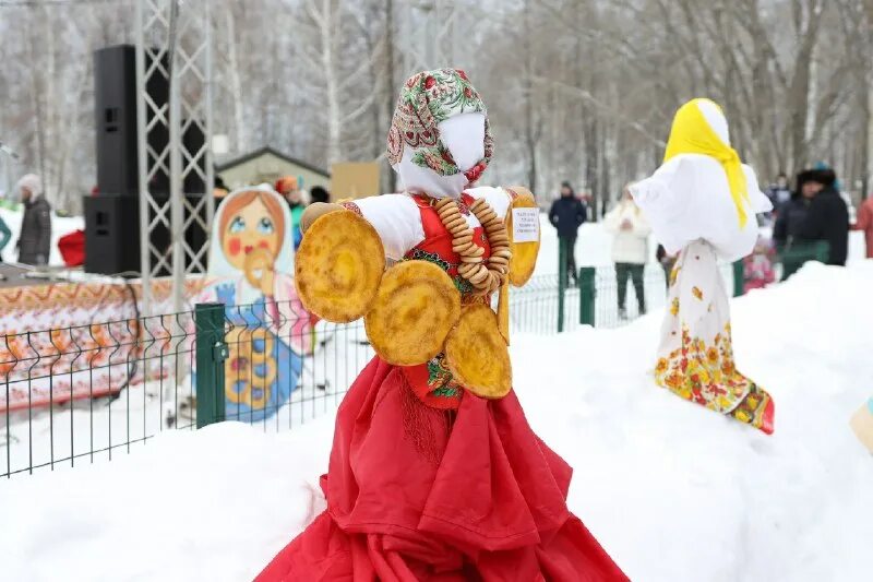 костюм масленицы. фотографии празднования масленицы. украшения на масленицу для улицы. масленичные забавы. украшения на масленицу.