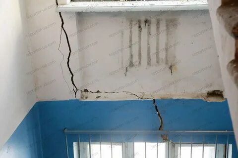 Щель в стене панельного дома