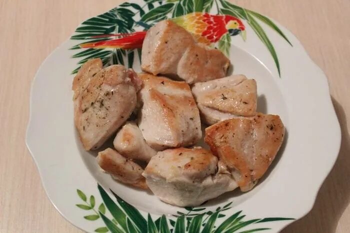 Куриная грудка в мультиварке в соусе. Куриная грудка в мультиварке. филе курицы в мультиварке. грудка на пару в мультиварке. куриное филе в мультиварке редмонд.