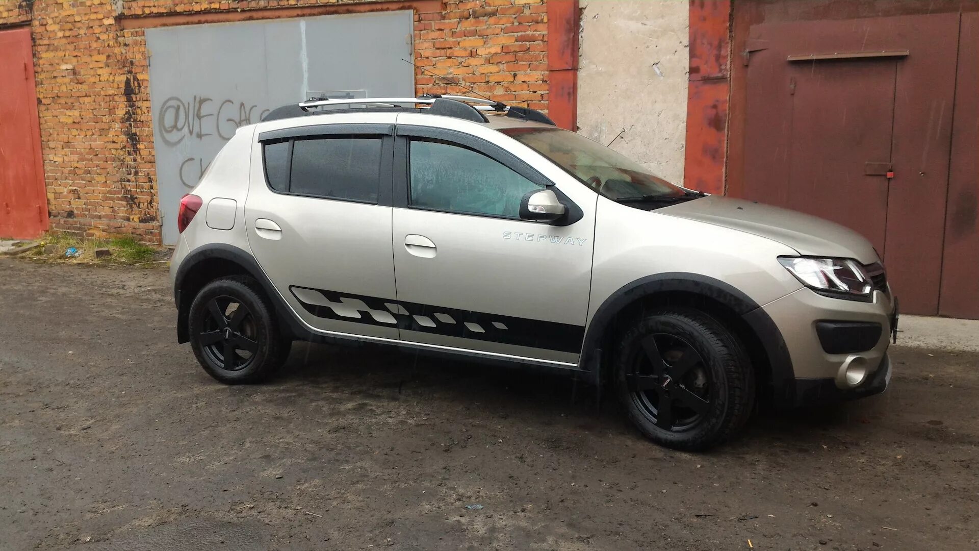 Renault sandero stepway диски. Renault Sandero Stepway диски 16. Рено Сандеро степвей 2 на 17 дисках. Диски r16 Sandero Stepway. Рено Сандеро степвей на 17 дисках.