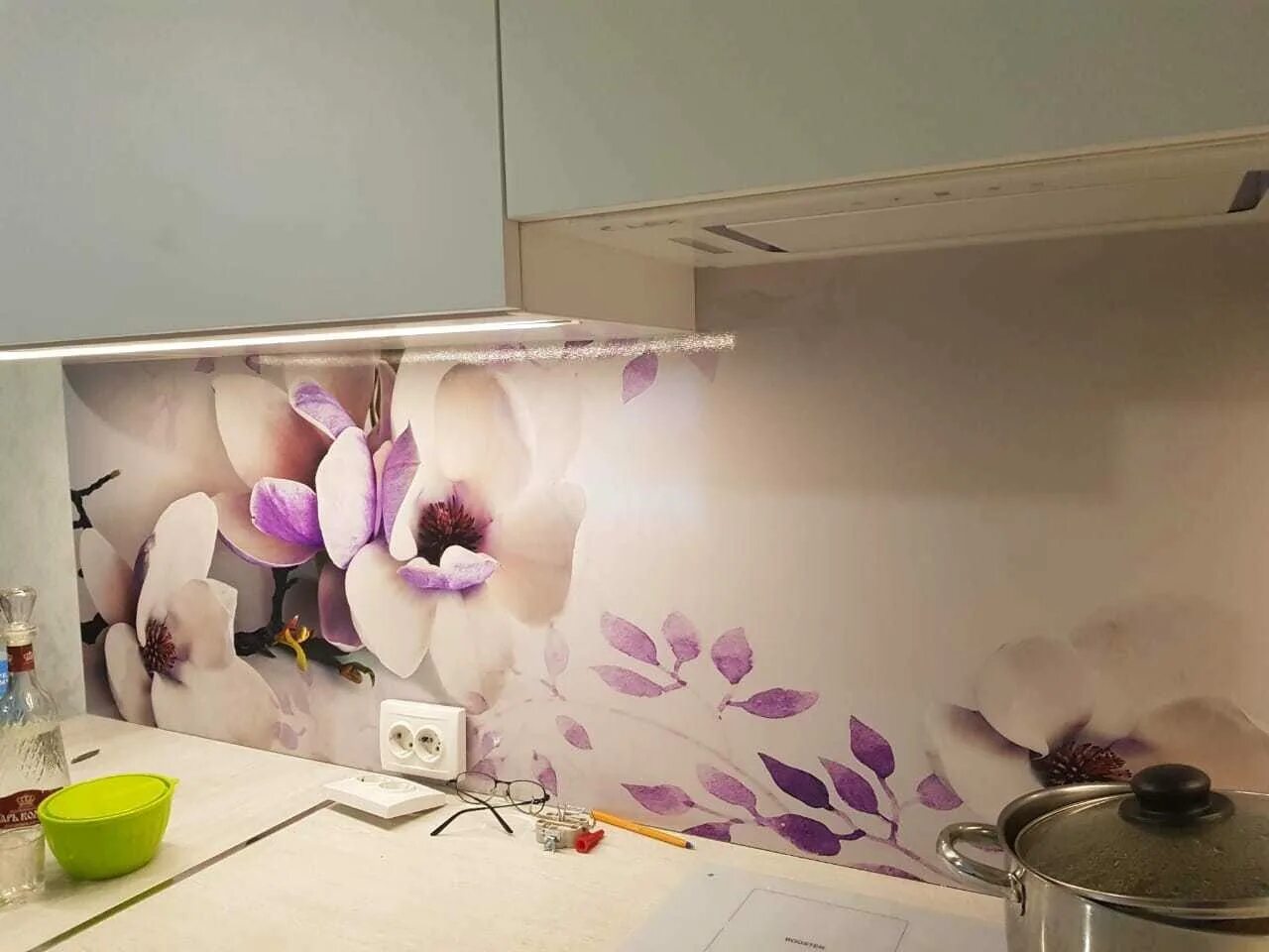 Экран для кухни. Панели для кухни. Фартук для белой кухни. Кухонный фартук из абс пластика. Стеклянный фартук.