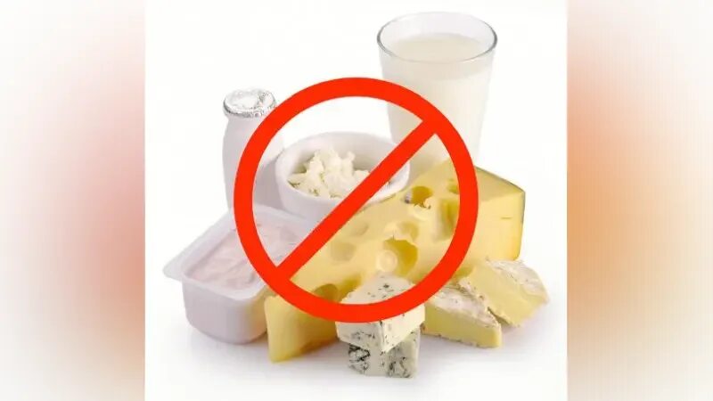 Отказ от молочных продуктов. Молочная продукция на синем фоне. Продукты из молока. Исключил молочные продукты. Исключить молочные продукты.