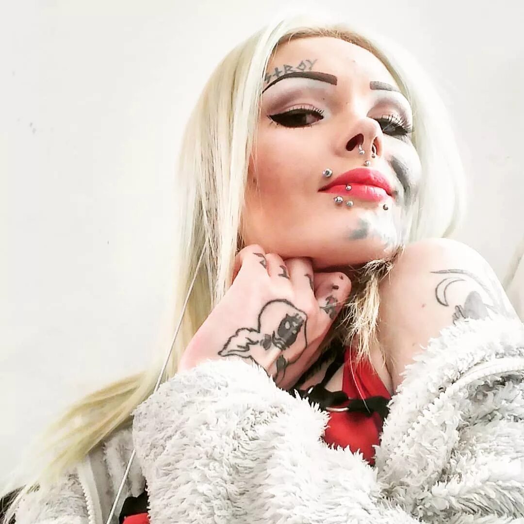 Алиса ты в яндексе. Алиса веб версия. Алиса приходова пацанки. Скайп веб. Авито веб версия.